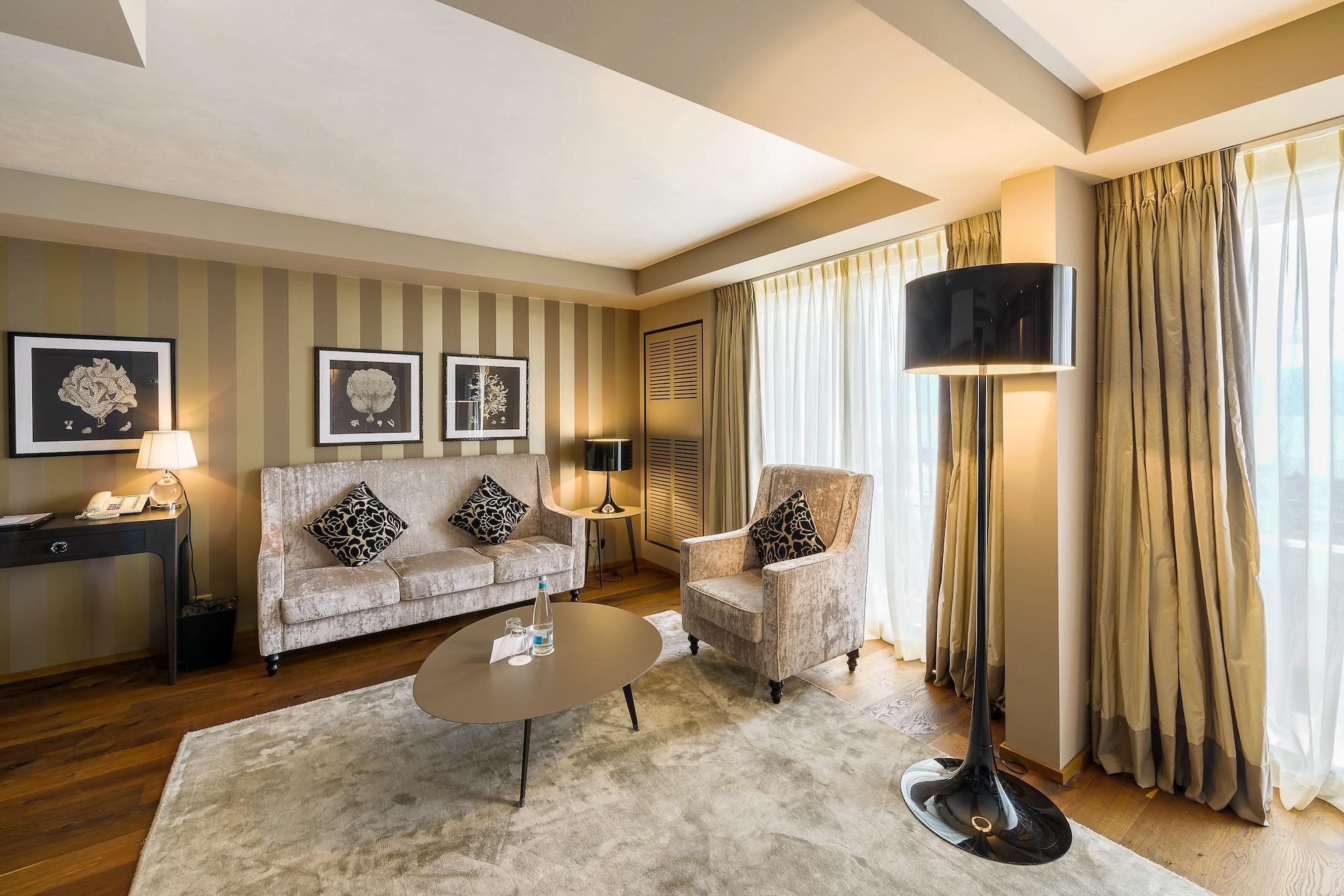 Lausanne Palace Екстериор снимка A suite at the hotel