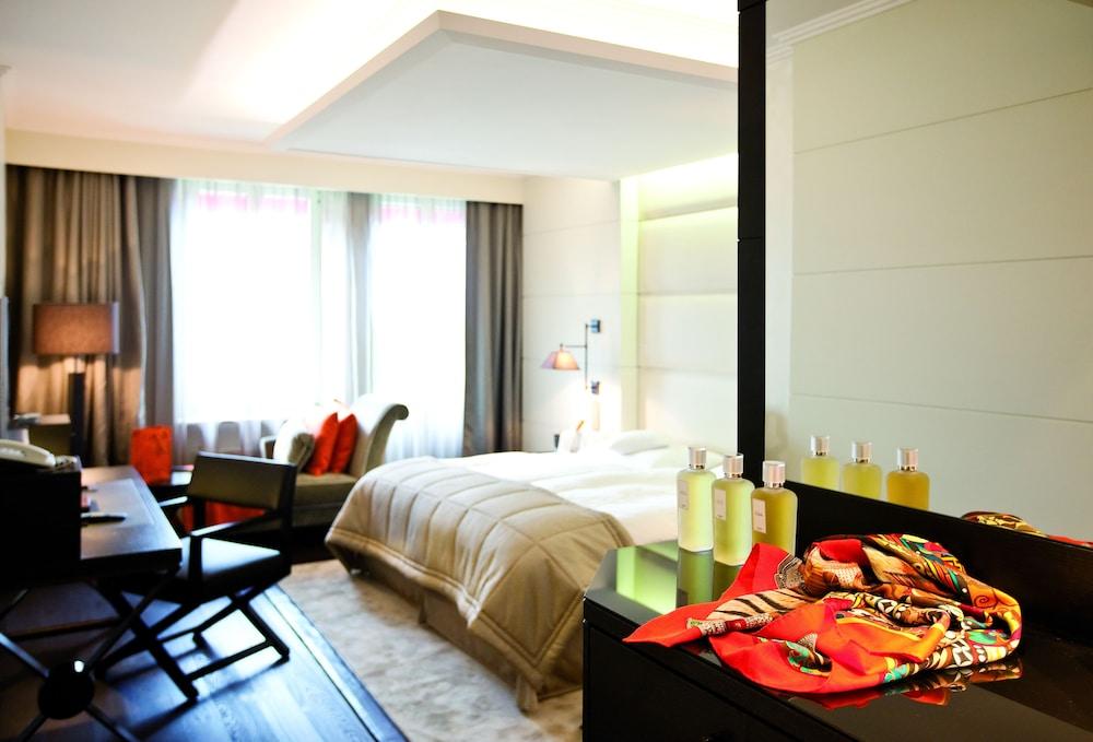 Lausanne Palace Екстериор снимка A room at the Mandarin Oriental, Munich