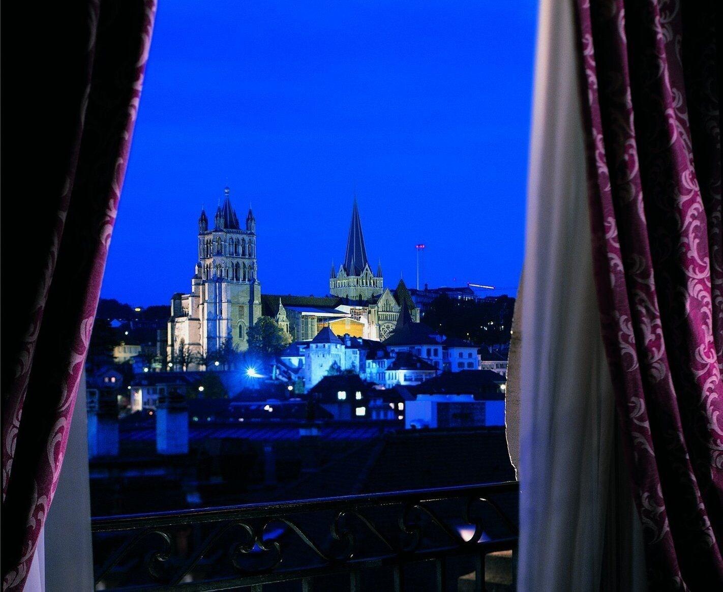 Lausanne Palace Екстериор снимка View of the historic centre of Regensburg from the Hotel