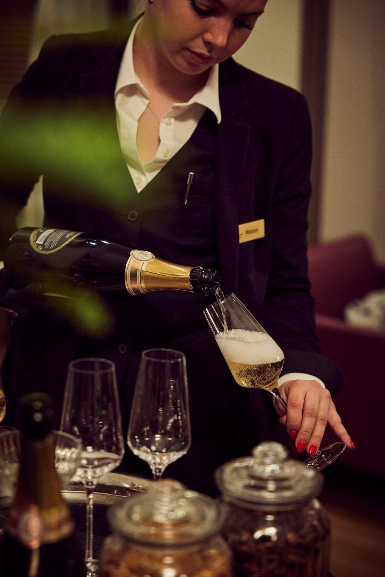 Lausanne Palace Екстериор снимка A butler serving champagne