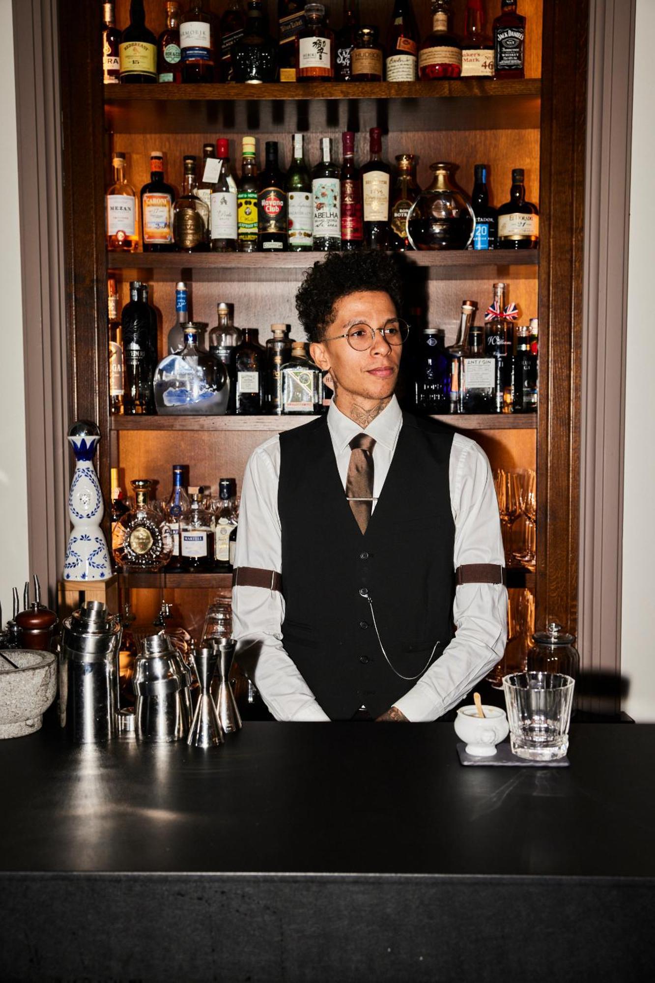 Lausanne Palace Екстериор снимка A bartender at work