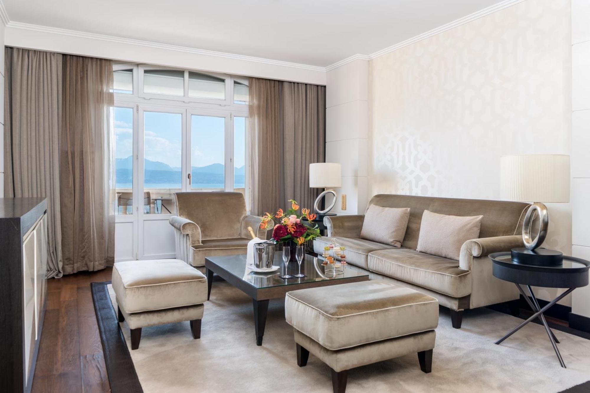 Lausanne Palace Екстериор снимка A living room at the Four Seasons Hotel