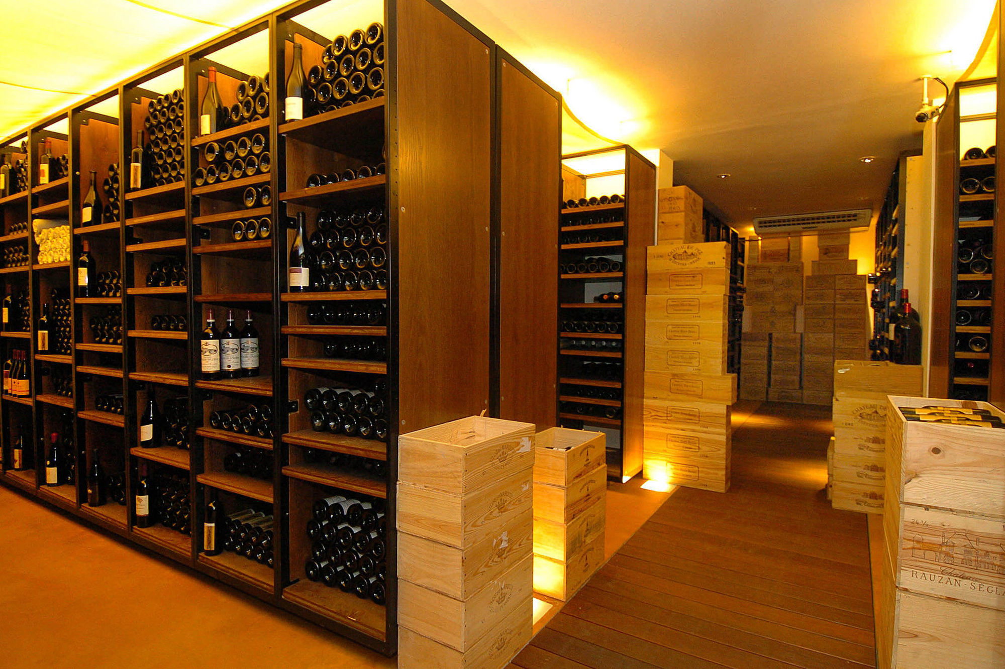 Lausanne Palace Ресторант снимка Wine cellar