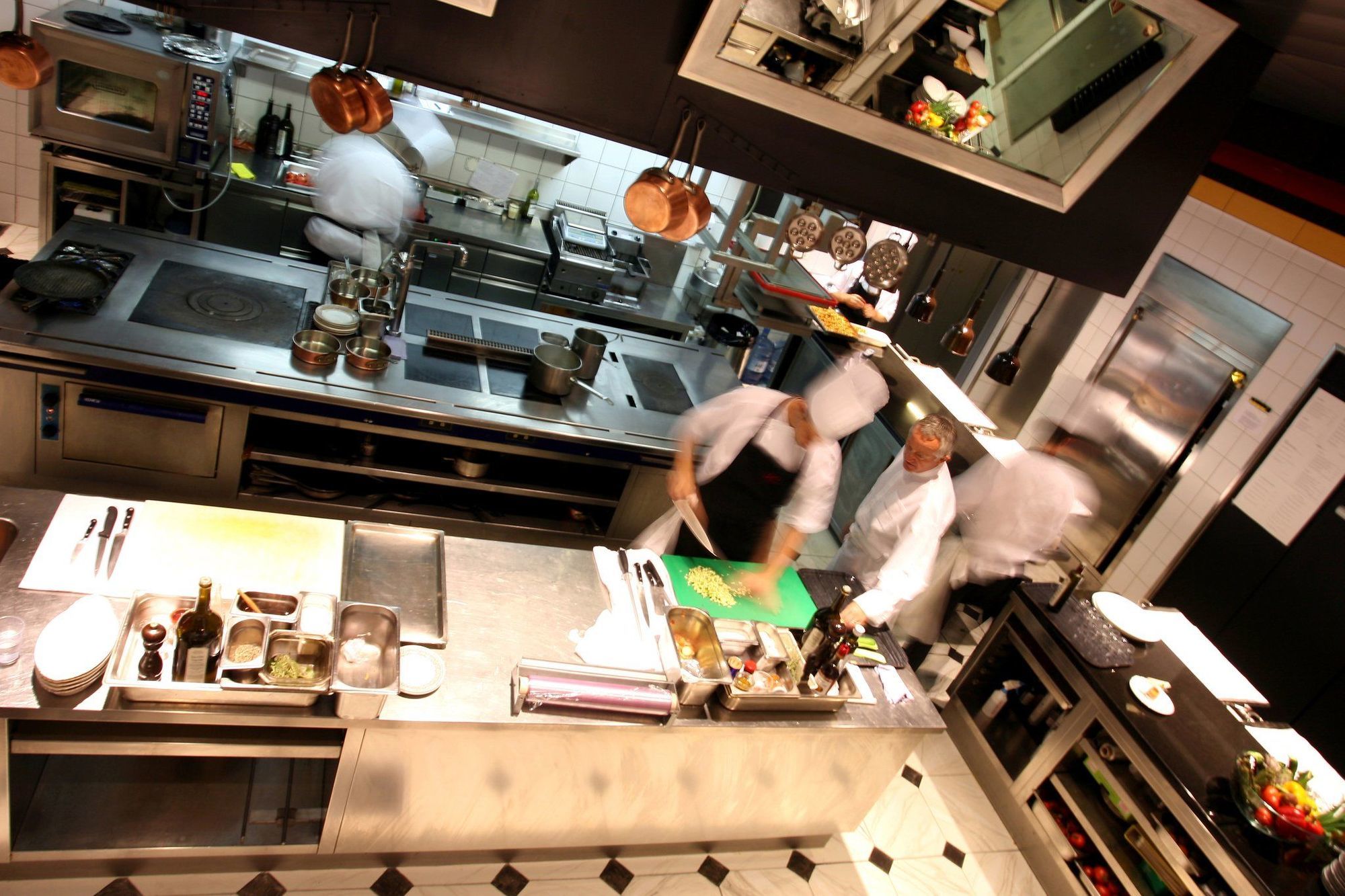 Lausanne Palace Ресторант снимка A restaurant kitchen