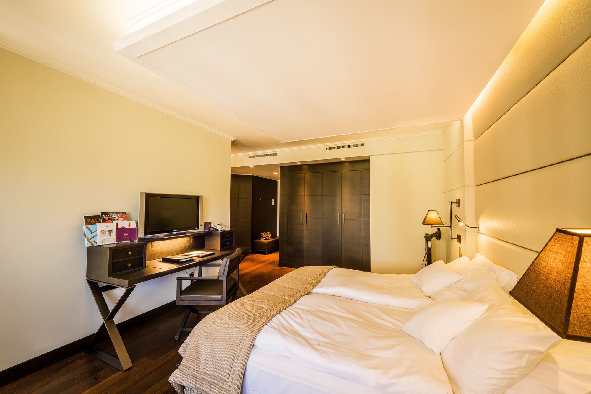 Lausanne Palace Екстериор снимка A room at the hotel