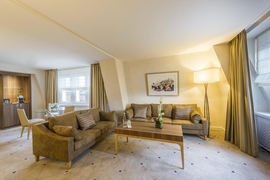 Lausanne Palace Екстериор снимка Suite at the Hotel de Crillon
